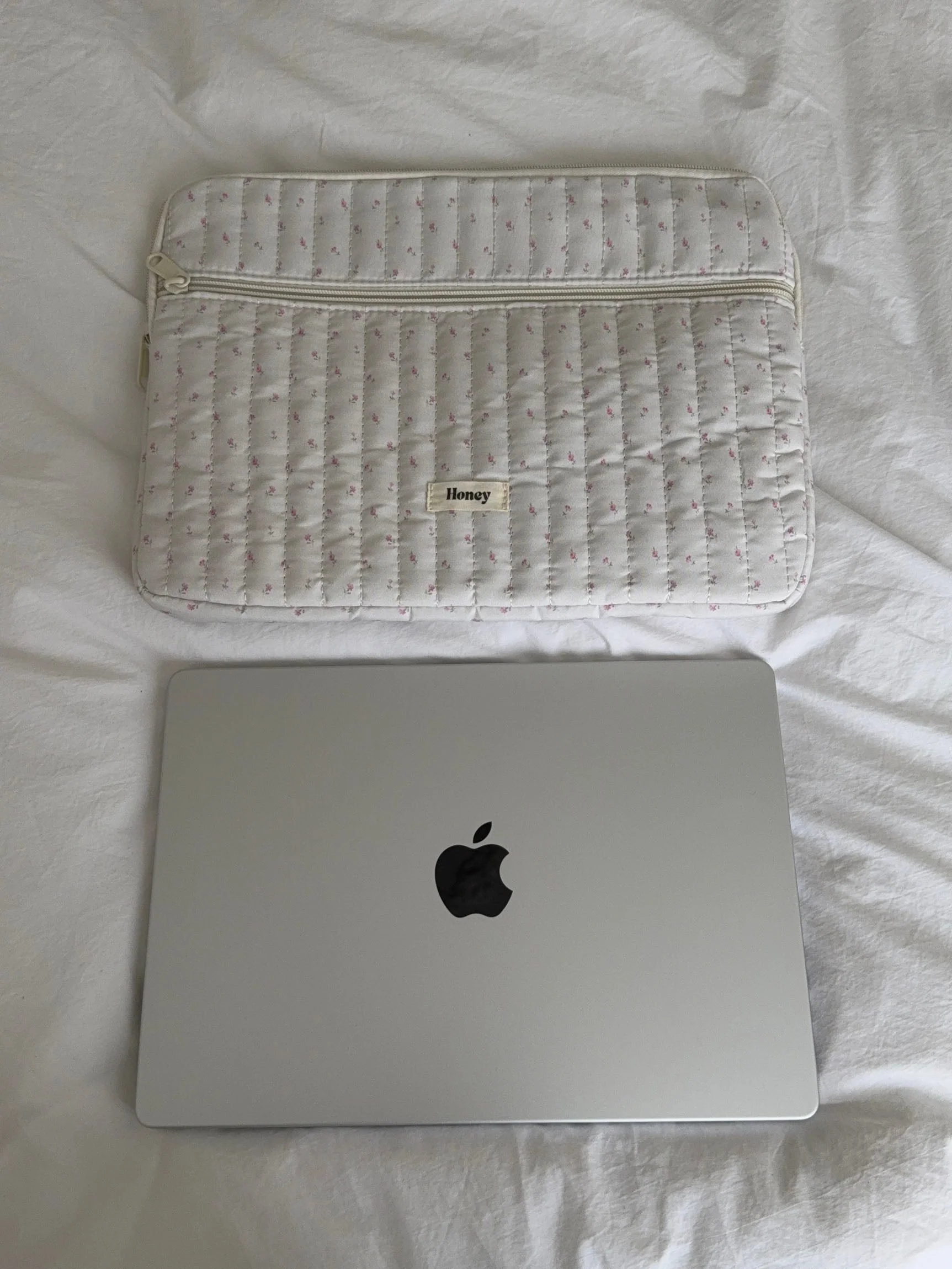 Honey computer cover – Off-white with small pink flowers