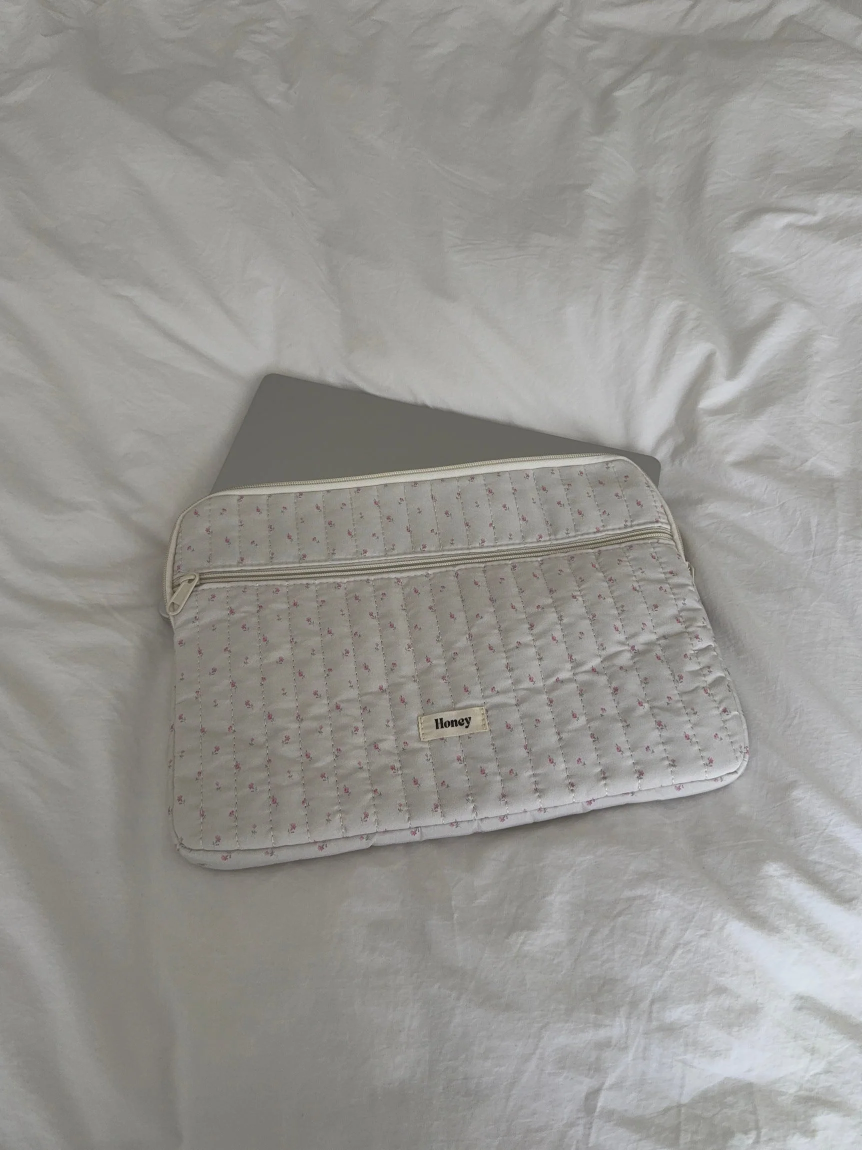 Honey computer cover – Off-white with small pink flowers