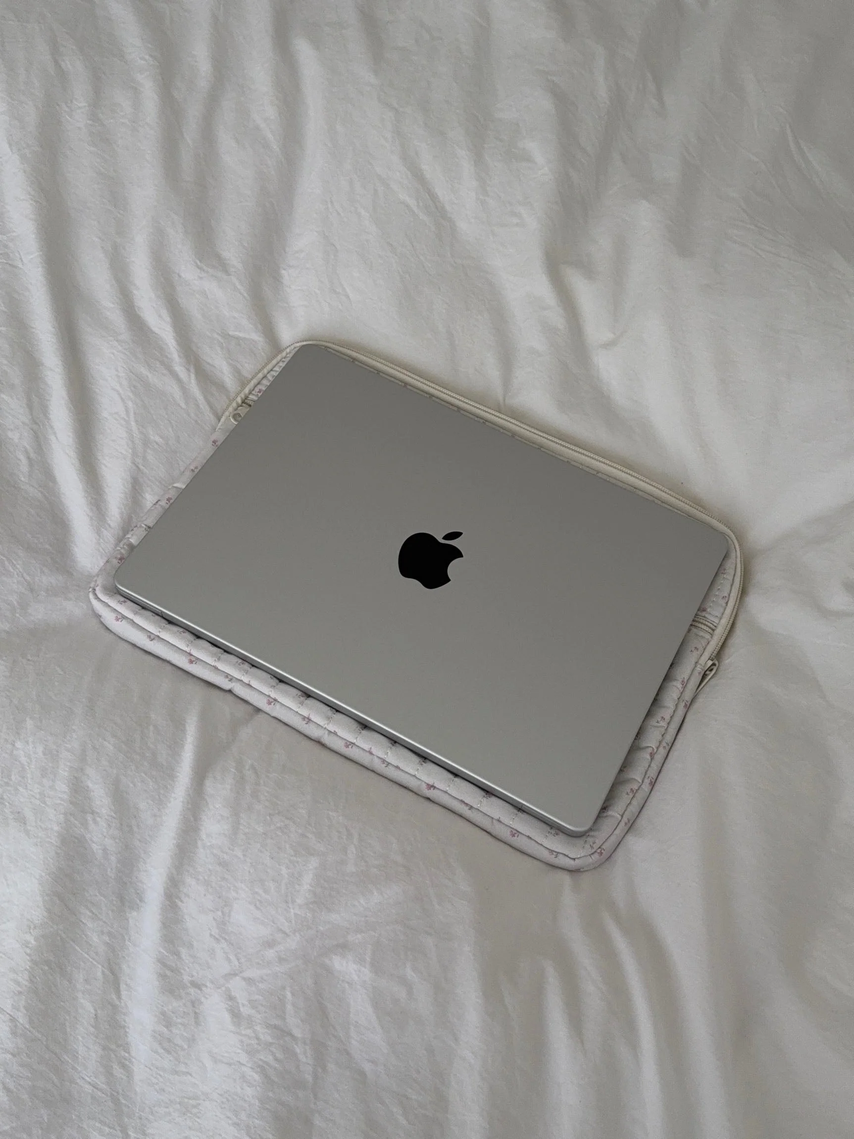 Honey computer cover – Off-white with small pink flowers