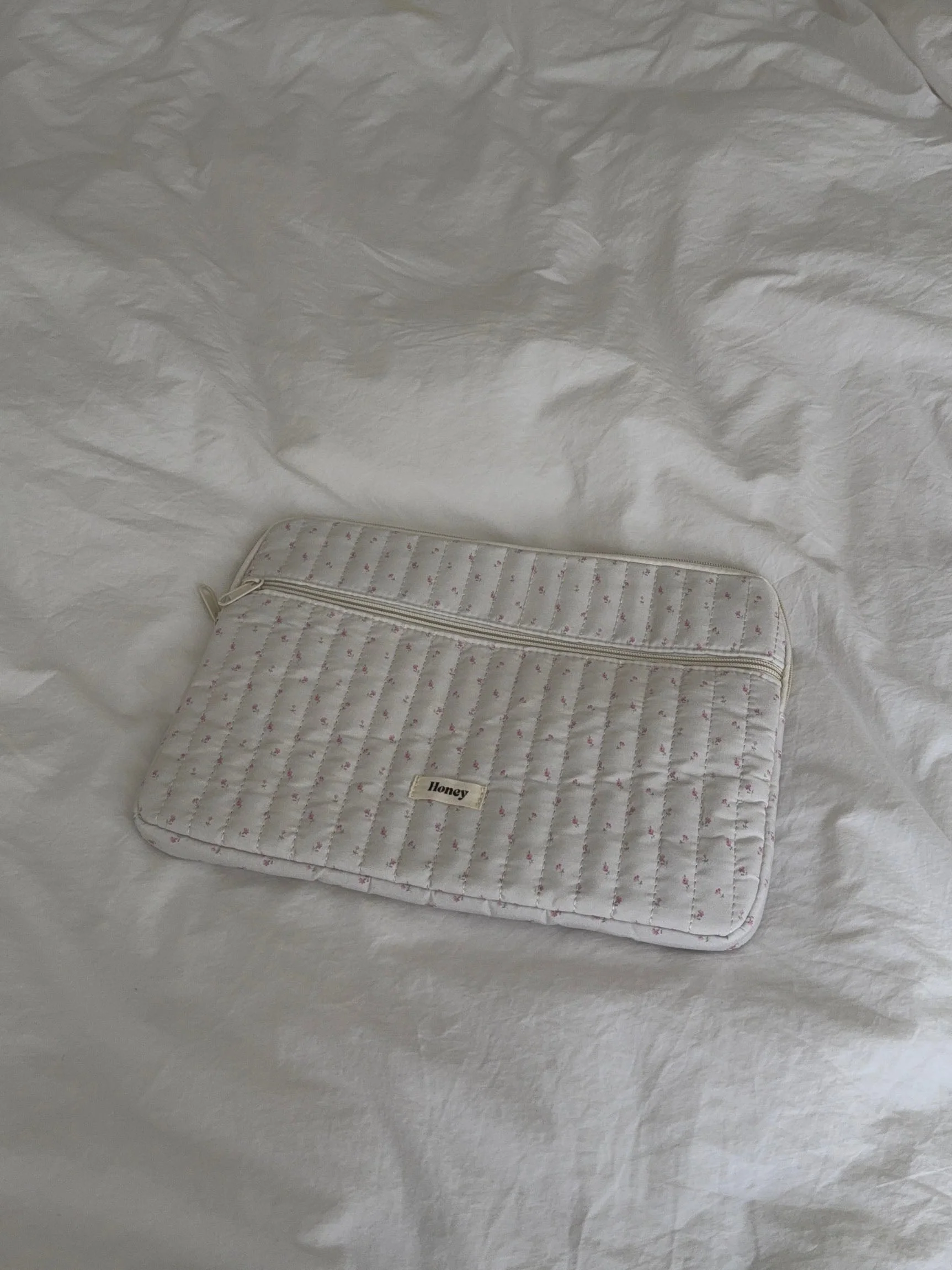 Honey computer cover – Off-white with small pink flowers