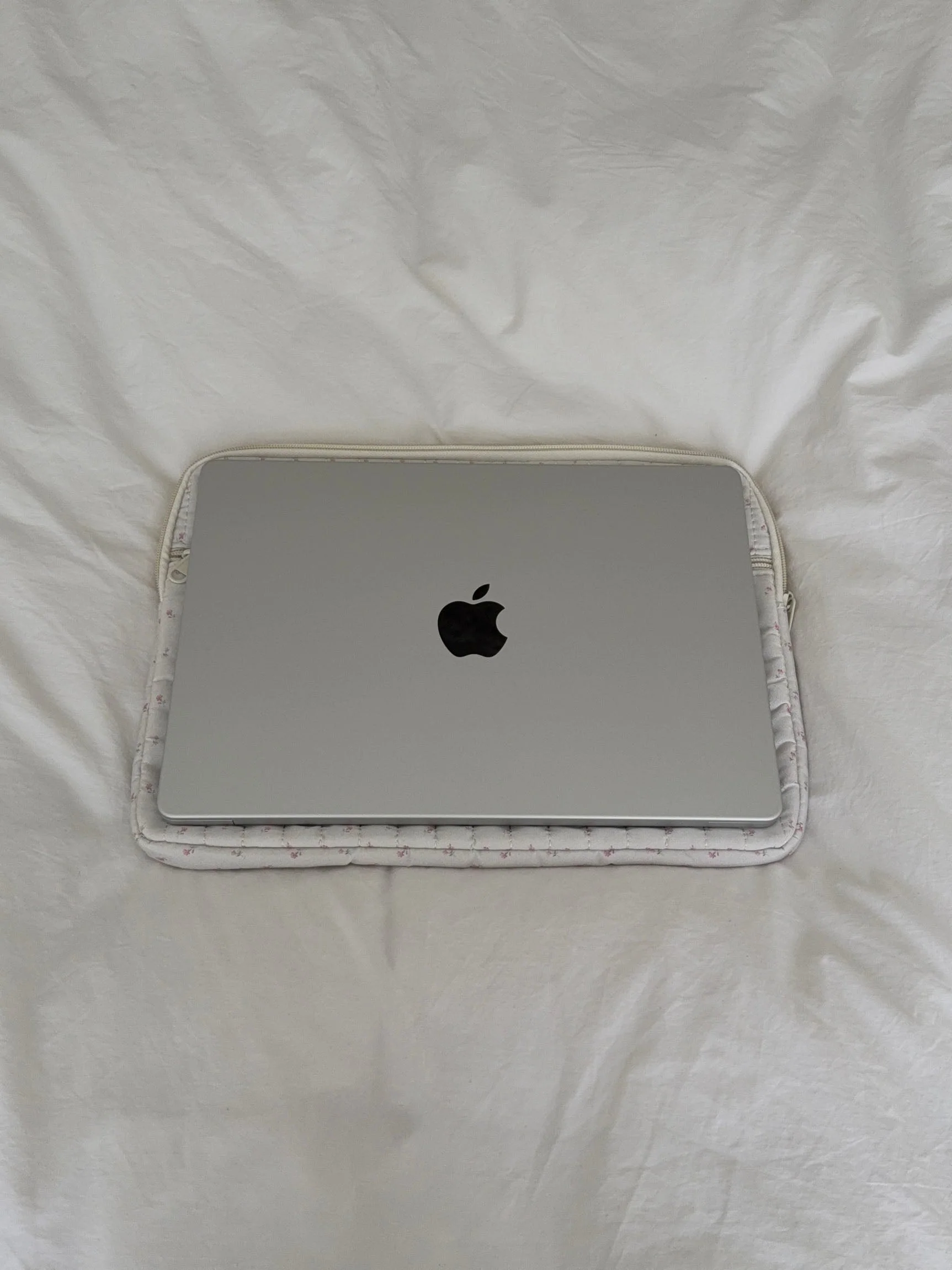 Honey computer cover – Off-white with small pink flowers