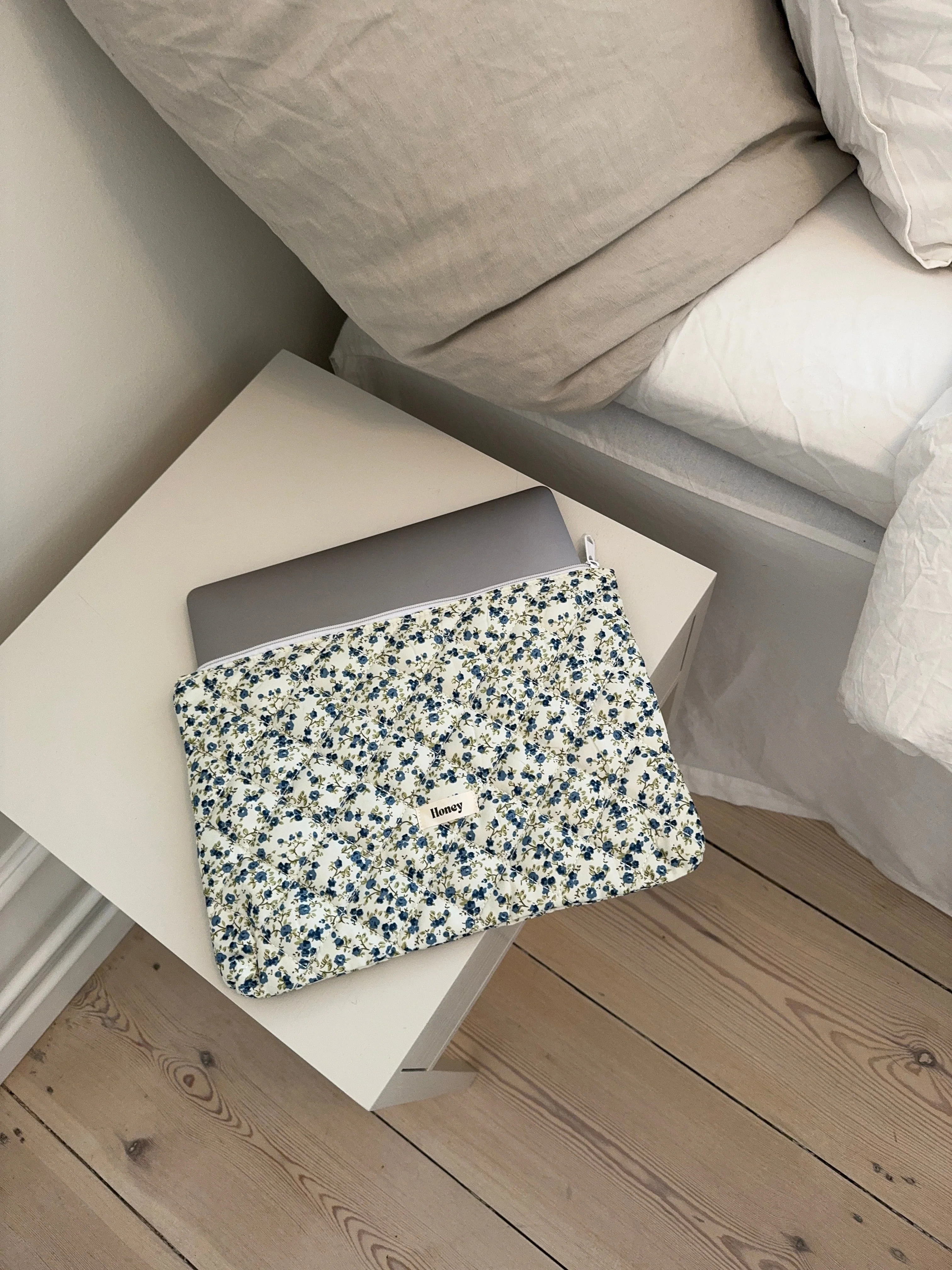 Honey computer sleeve - White with blue flowers