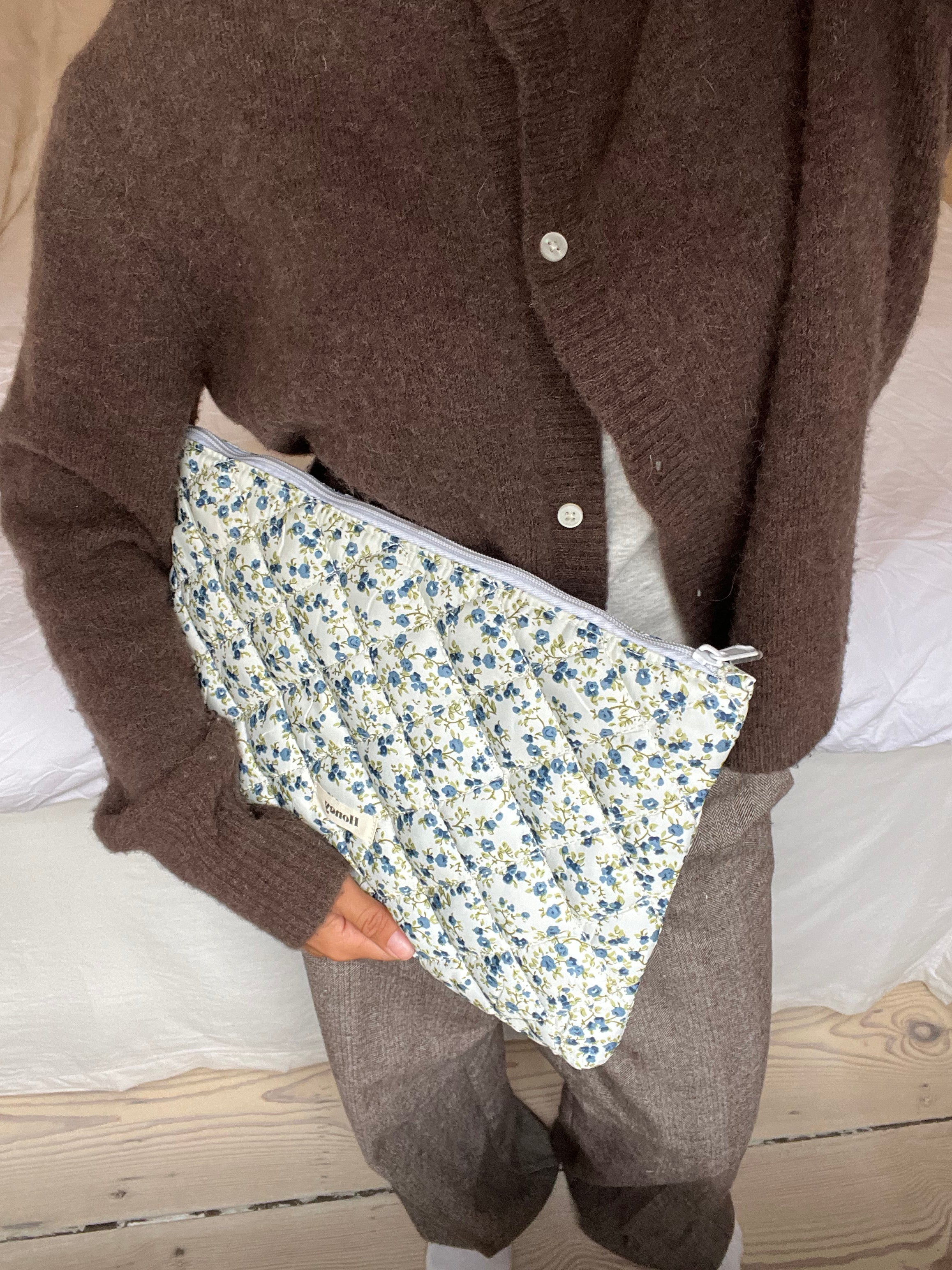 Honey computer sleeve - White with blue flowers