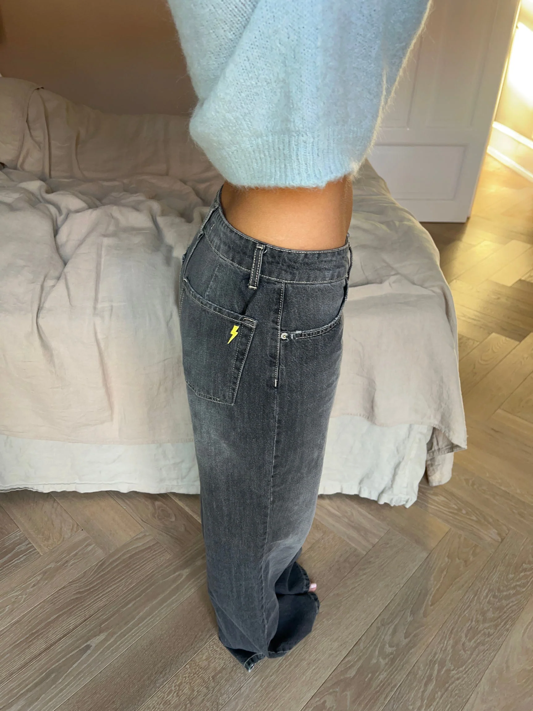 Alaia low-waisted jeans with lightning detail - Grey denim