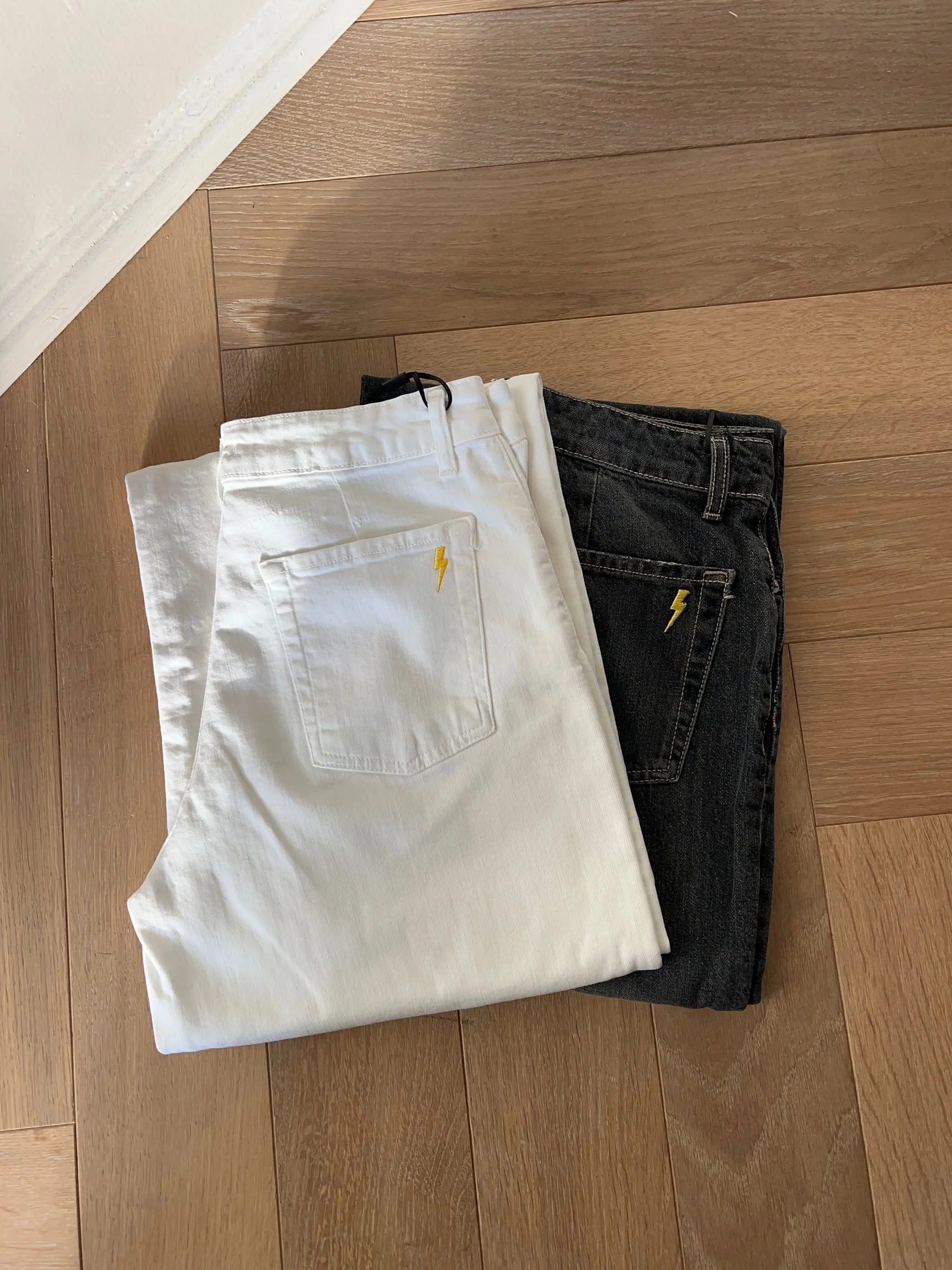 Alaia low-waisted jeans with lightning detail - White denim