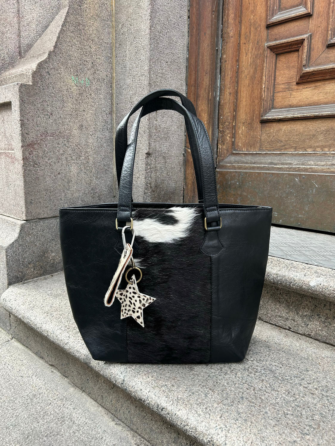 Aurum bag in cowhide - Black 7 Aurum bag in cowhide - Black