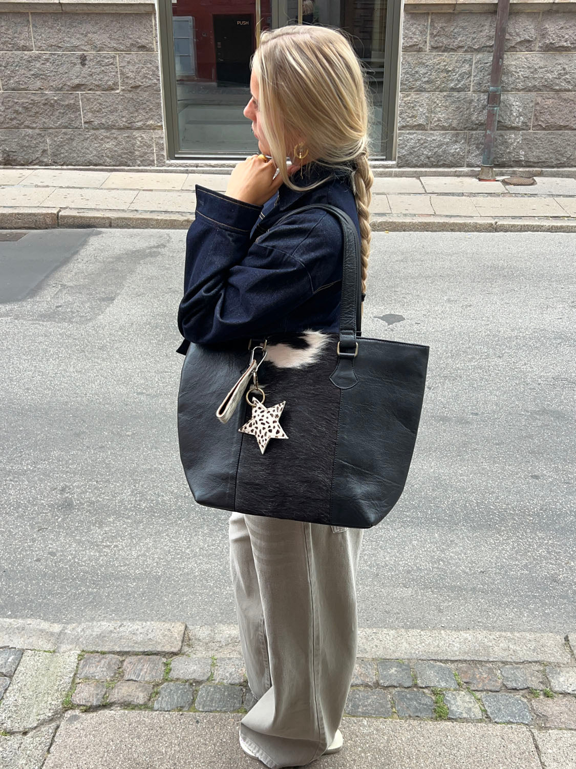 Aurum bag in cowhide - Black 8 Aurum bag in cowhide - Black