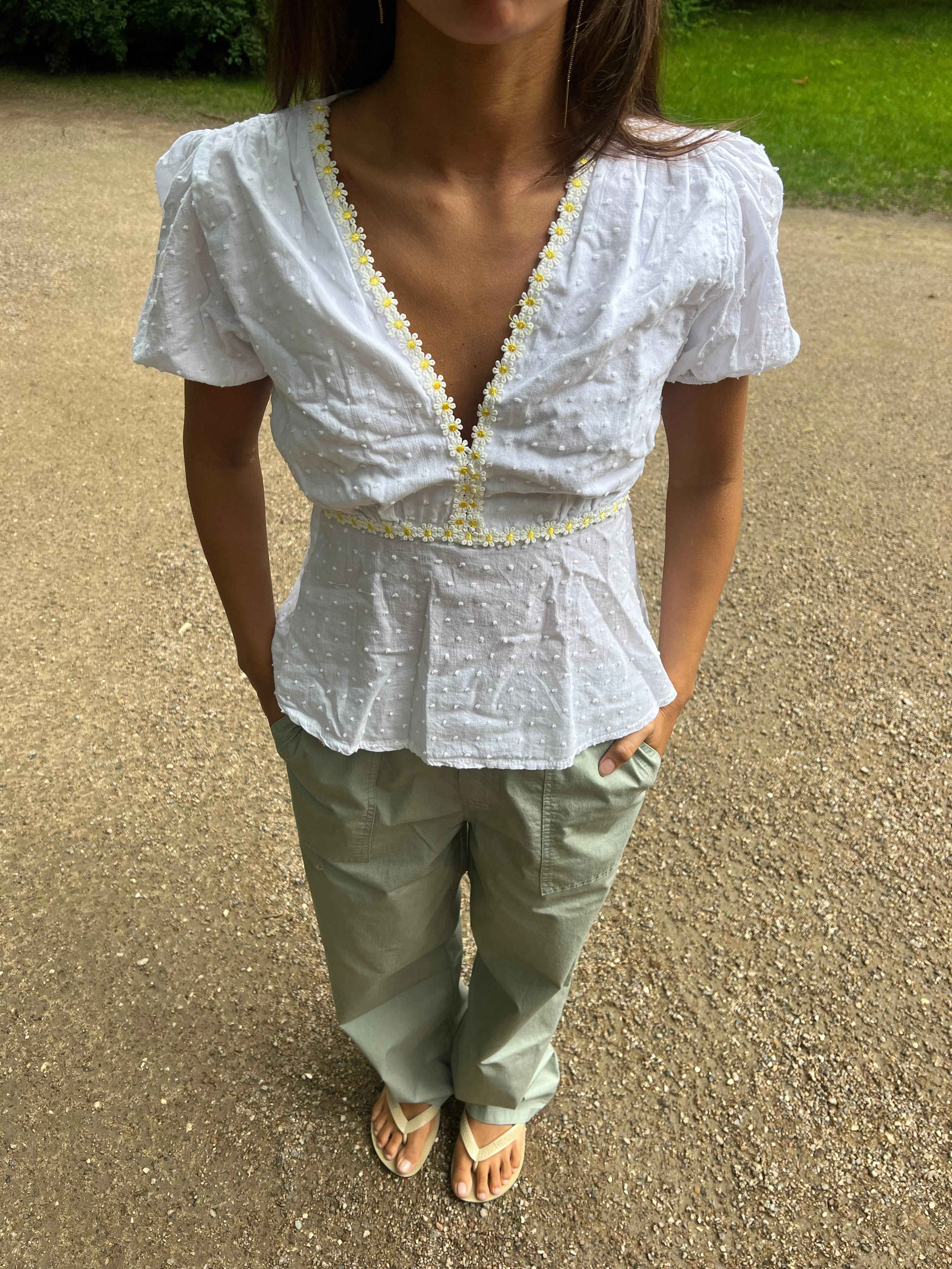 Toria top with flowers - White